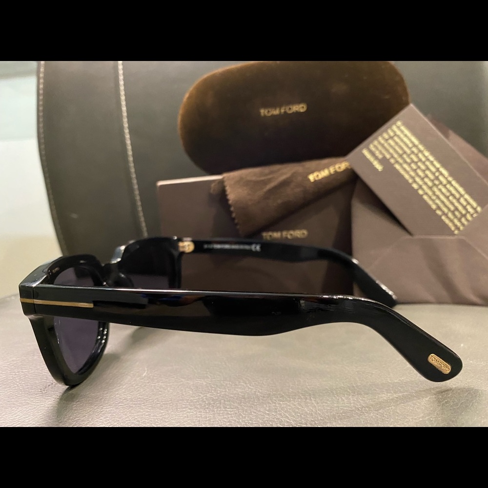 unisex TOM FORD shades. - Picture 5 of 5